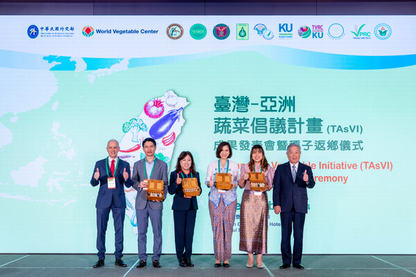 Seed Handing Over Ceremony (from left to right) Dr. Marco Wopereis, World Vegetable Center. Mr. Minh Tien Pham, Vietnam Economic and Cultural Office in Taipei. Ms. Irene Tan, Manila Economic and Cultural Office. Ms. Aznifah Ghani, Malaysian Friendship and Trade Centre, Taipei. Dr. CHUTCHAMAS KANCHANA-UD, Tropical Vegetable Research Center(TVRC). Mr. Chung-Kwang Tien, Deputy Minister of Foreign Affairs.