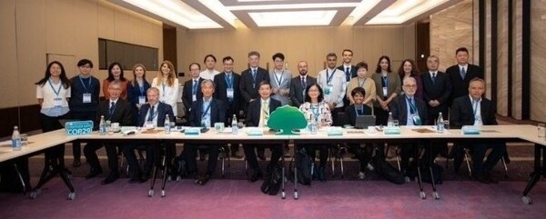 Cathay Financial Holdings held the Climate Leaders Roundtable, a side event alongside the 29th United Nations Climate Change Conference (COP29). President, Chang-Ken Lee (4th from left, front row), delivered the opening speech, while Sophia Cheng, Chief Investment Officer (4th from right, front row), served as the moderator.