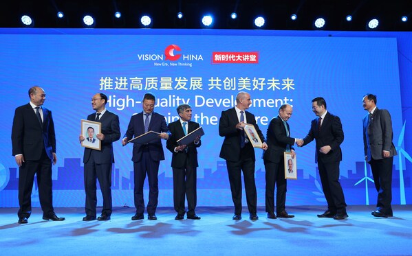 Qu Yingpu (second from right), publisher and editor-in-chief of China Daily, Qiu Xiaoping (first from left), vice-chairman of the All-China Federation of Industry and Commerce, and Huang Baoyin (first from right), Party secretary of the University of International Business and Economics, present commemorative gifts to speakers during a Vision China event in Beijing on Thursday. WANG ZHUANGFEI / CHINA DAILY